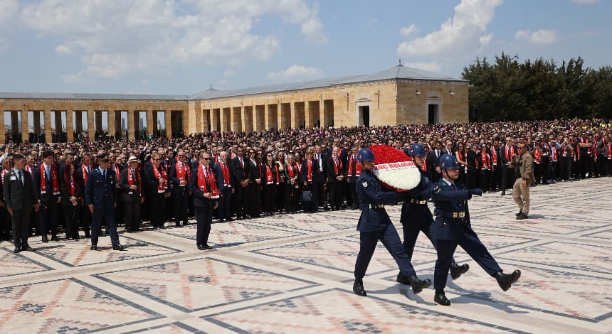 Koç Topluluğu, 100. Yılında 6 Bin Çalışanı ve Bayisiyle Anıtkabir'de Ata'nın Huzurunda